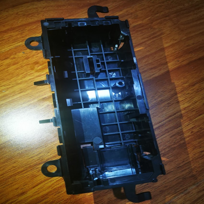 中层原厂上盖机舱保险丝盒