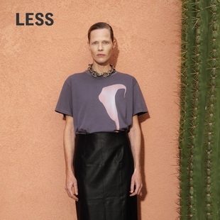 LESS春棉质休闲简约胶印马蹄莲艺术感印花短袖 T恤2O2113420