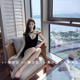 显身材包臀短裙 纯欲风性感挂脖系带连衣裙女修身 TiTi美少女