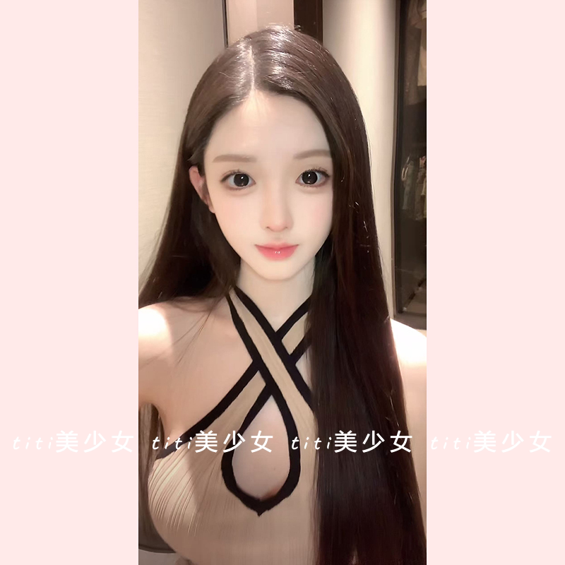辣妹风撞色镂空挂脖背心短款上衣图片
