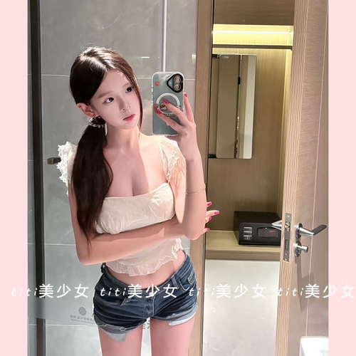 纯欲减龄蕾丝拼接吊带背心