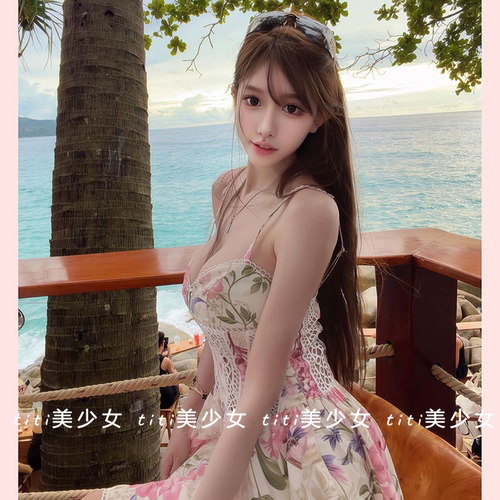 拼接直喷印花收腰A字吊带连衣裙