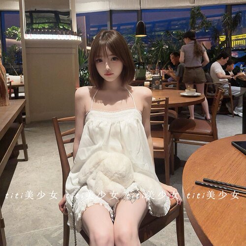 白色蕾丝薄缎面宽松短裙