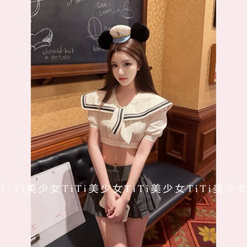 短款露脐上衣百褶短裙