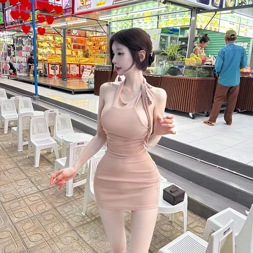 挂脖系带紧身连衣裙短裙