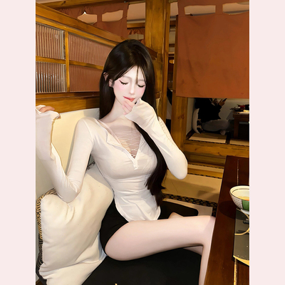 白色上衣修身长袖+黑色短裤