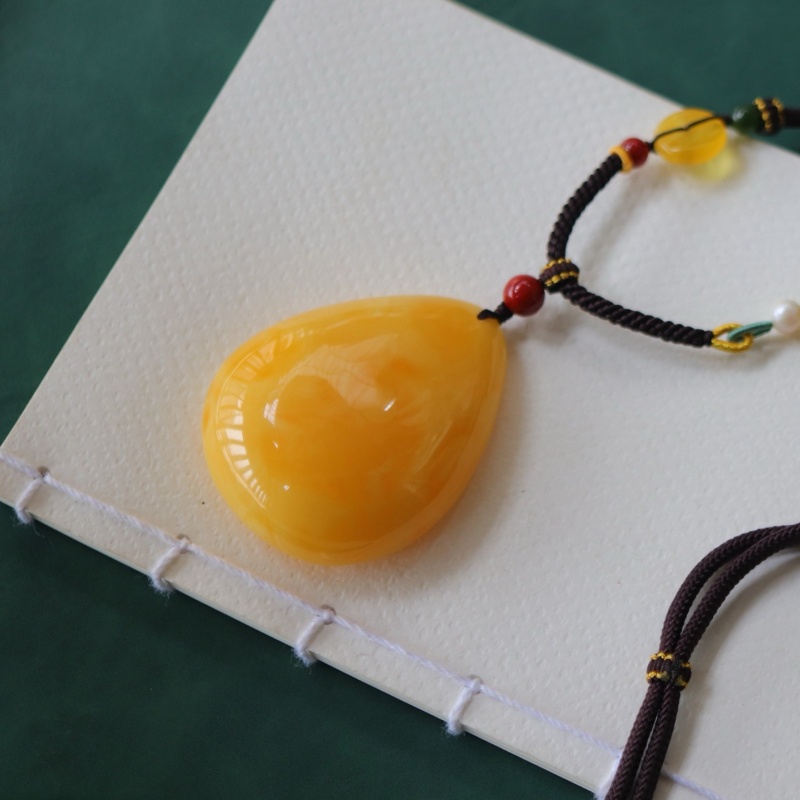 正品天然俄料高品质鸡油黄蜜蜡水滴吊坠男女款文玩百搭珠宝饰品