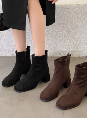 春达女鞋2025冬季新款粗跟时尚方头绒面百搭羊京绒单里短靴77035