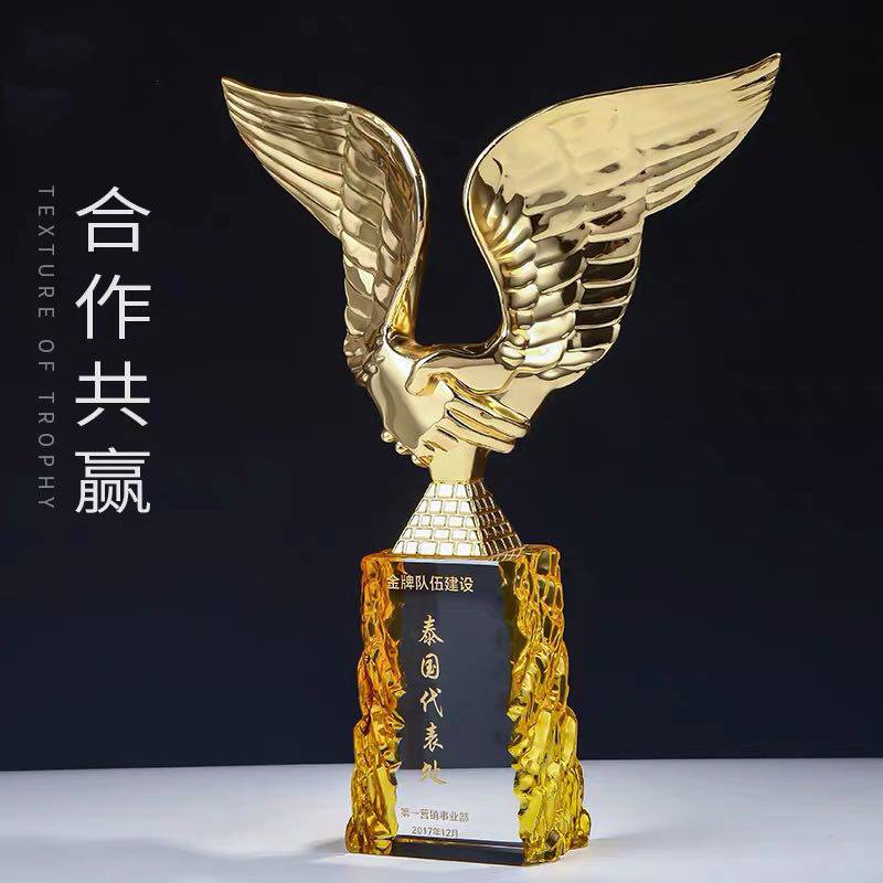 高档创意金属奖杯水晶定制握手奖杯制作公司颁奖礼品合作共赢奖新