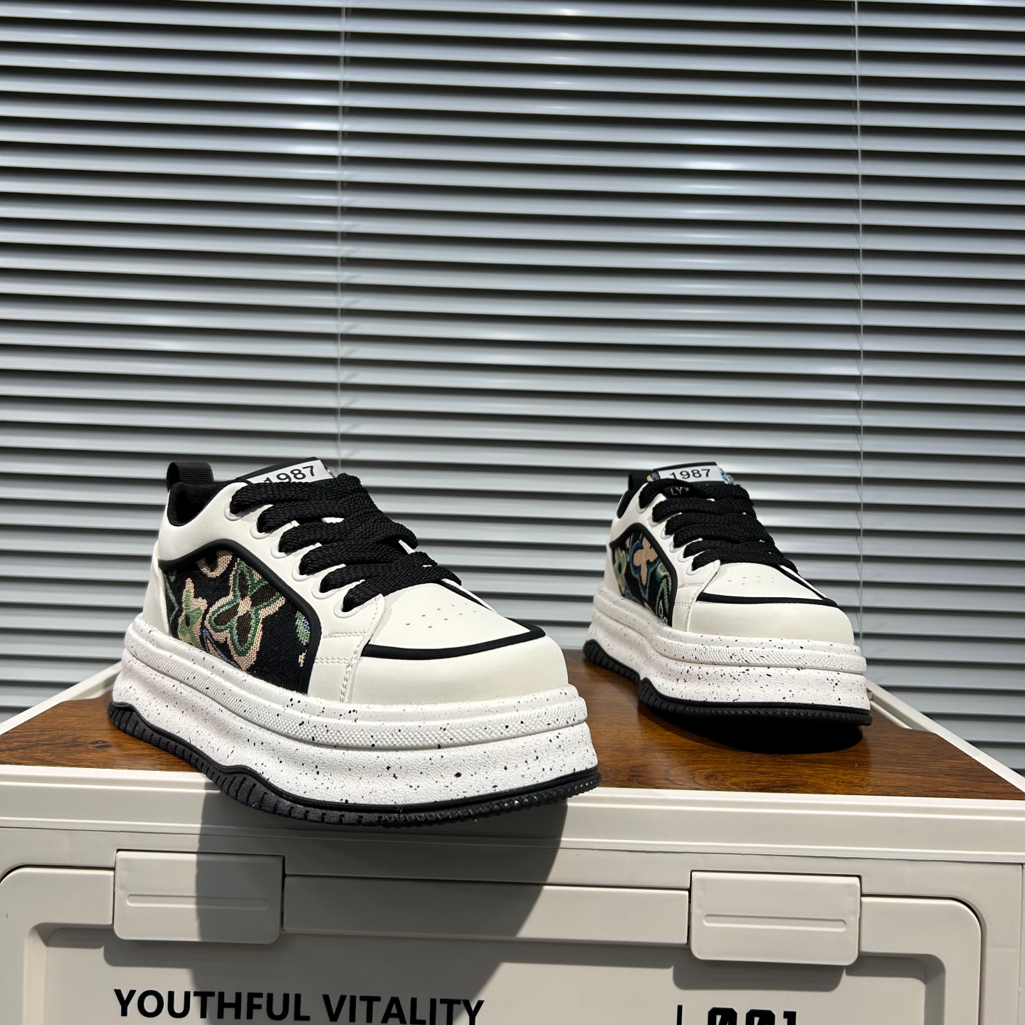 国潮刺绣厚底板鞋软面休闲风系带休闲鞋舒适增高舒适百搭运动男鞋