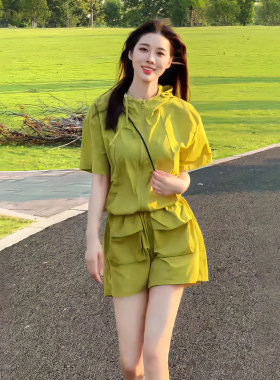 草绿色防晒休闲运动套装女夏季宽松型速干连帽开衫工装短裤两件套