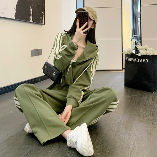 欧货绿色休闲运动套装女春秋季设计感两件套高级感减龄穿搭一整套