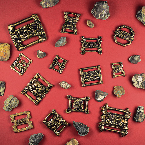 藏系黄白铜雪狮金刚杵经书扣配饰