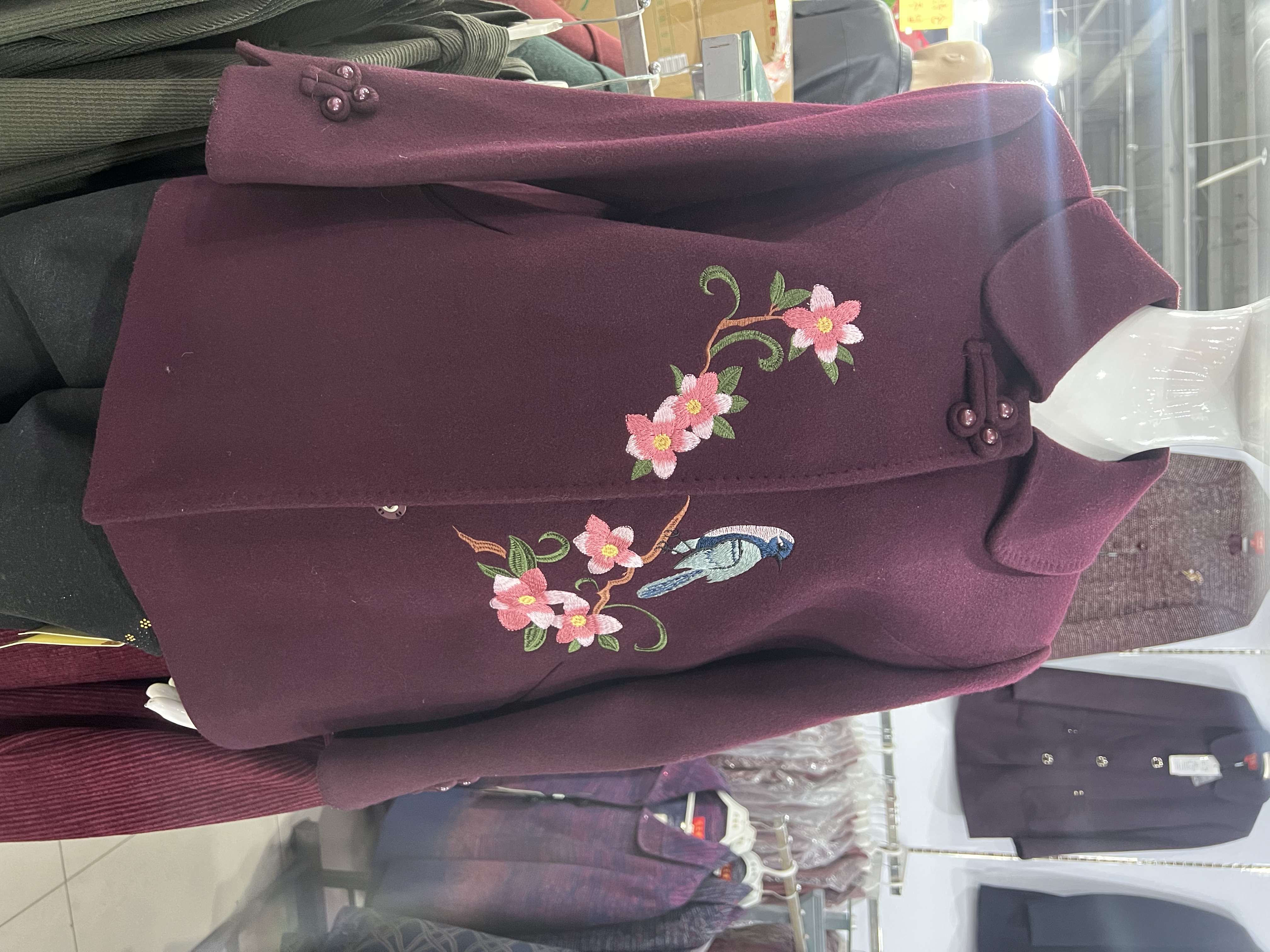俏丽缘妈妈装秋冬紫红色外套中老年毛呢厚款绣花上衣