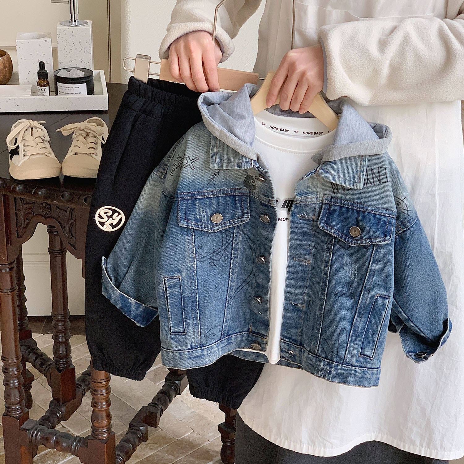 儿童牛仔外套2025新装春秋男童痞帅假两件连帽上衣中小童渐层外衣