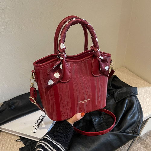 红色包包女2025新款结婚包小众大容量秋冬高级感手提包伴娘斜挎包