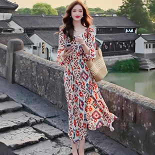 海边度假印花连衣裙女2025夏季 长裙 新款 气质v领系带收腰显瘦法式