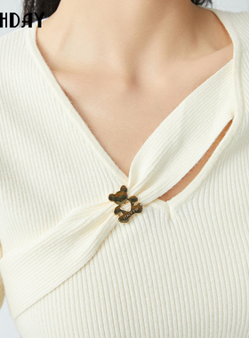 highday轩日2025春秋新款纯色打底衫女修身小熊装饰V领针织毛衫潮