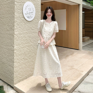 大方得体穿搭套装女夏季2025白色镂空刺绣泡泡袖小衫半身裙两件套图片