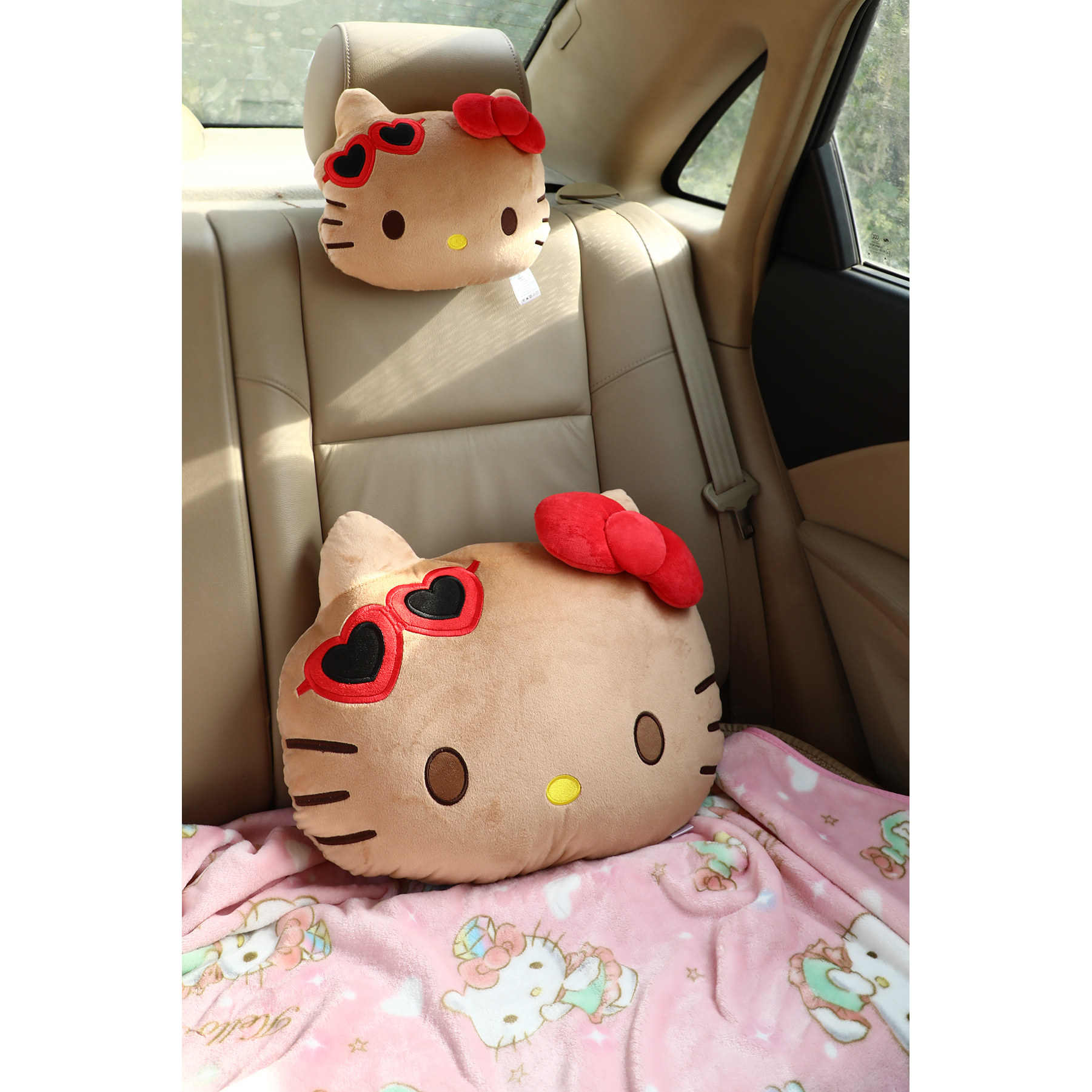 可爱蝴蝶结猫咪毛绒抱枕被办公室午睡毯子卡通汽车载靠垫车枕头枕,汽车用品/电子/清洗/改装,头枕,淘宝优惠券,粉丝福利购,淘宝优惠卷