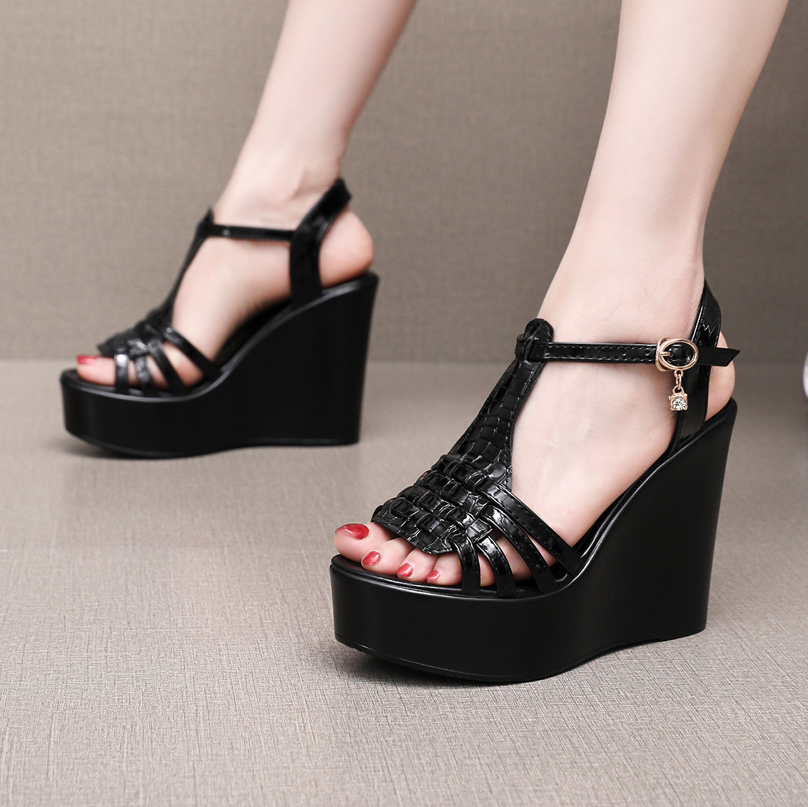 漆皮编织时尚气质高坡跟露趾凉鞋女小个子一字带松糕厚底凉皮鞋潮