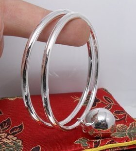 多圈足银光面实心时尚风圆条手镯