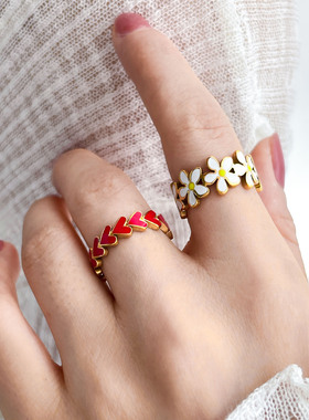 欧美INS风复古时尚个性邹菊小花朵白色珐琅戒指钛钢镀18K金指环女