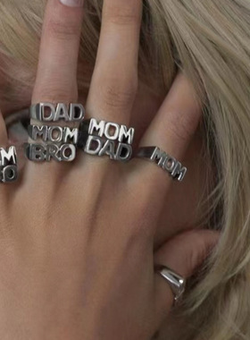 欧美个性小众设计跨境MOM DAD SISTER 字母印章戒指钛钢镀金指环