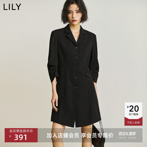 职场西装领，小露肌肤衬显通勤大方。