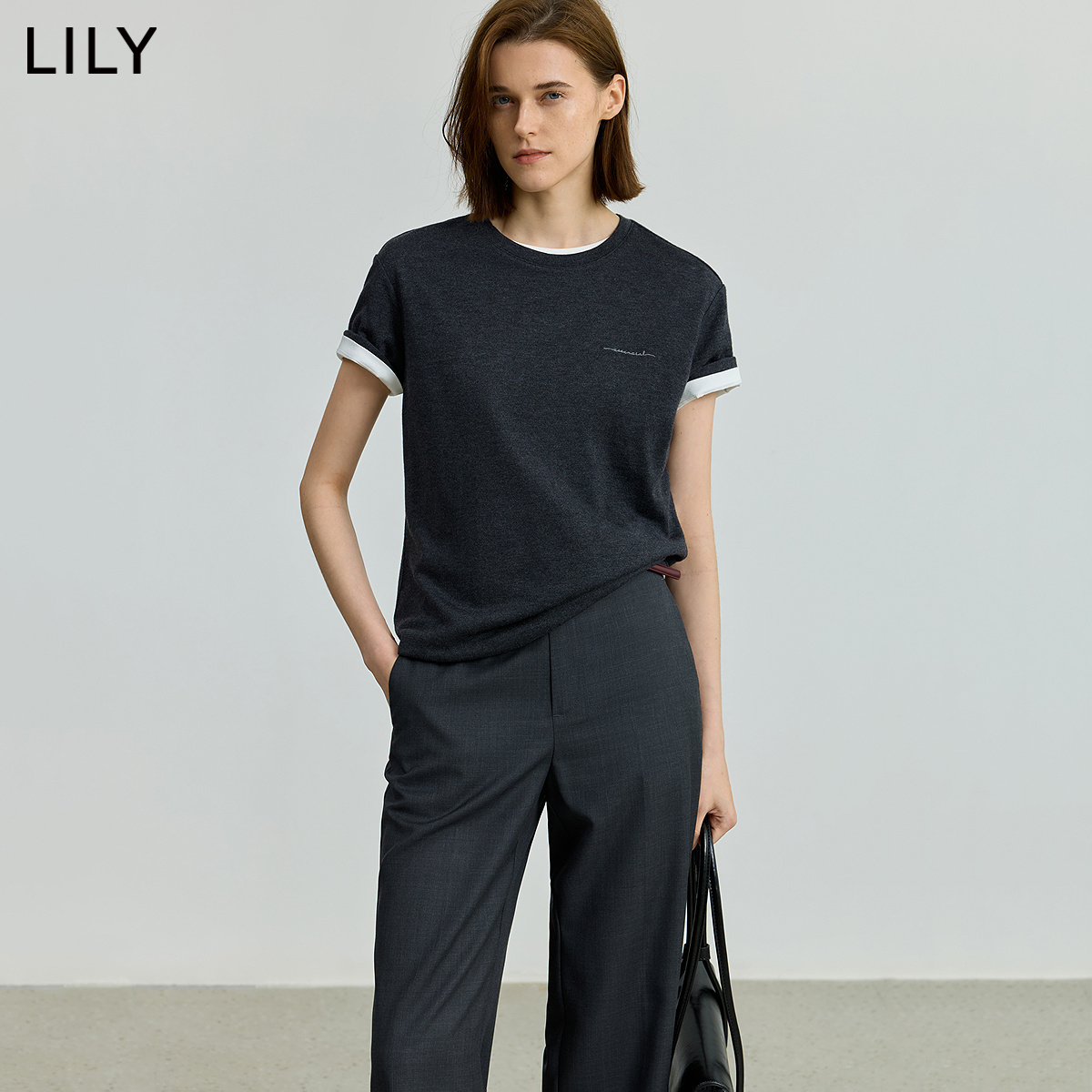 圆领剪裁 勾勒颈部线条