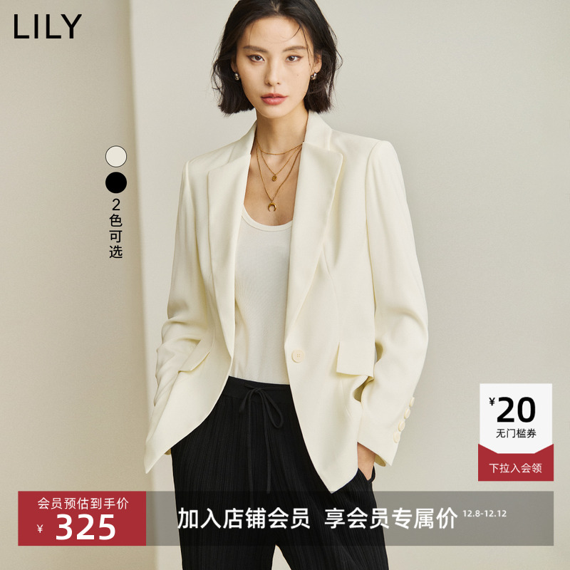 收拢腰腹曲线，修身而不紧身。