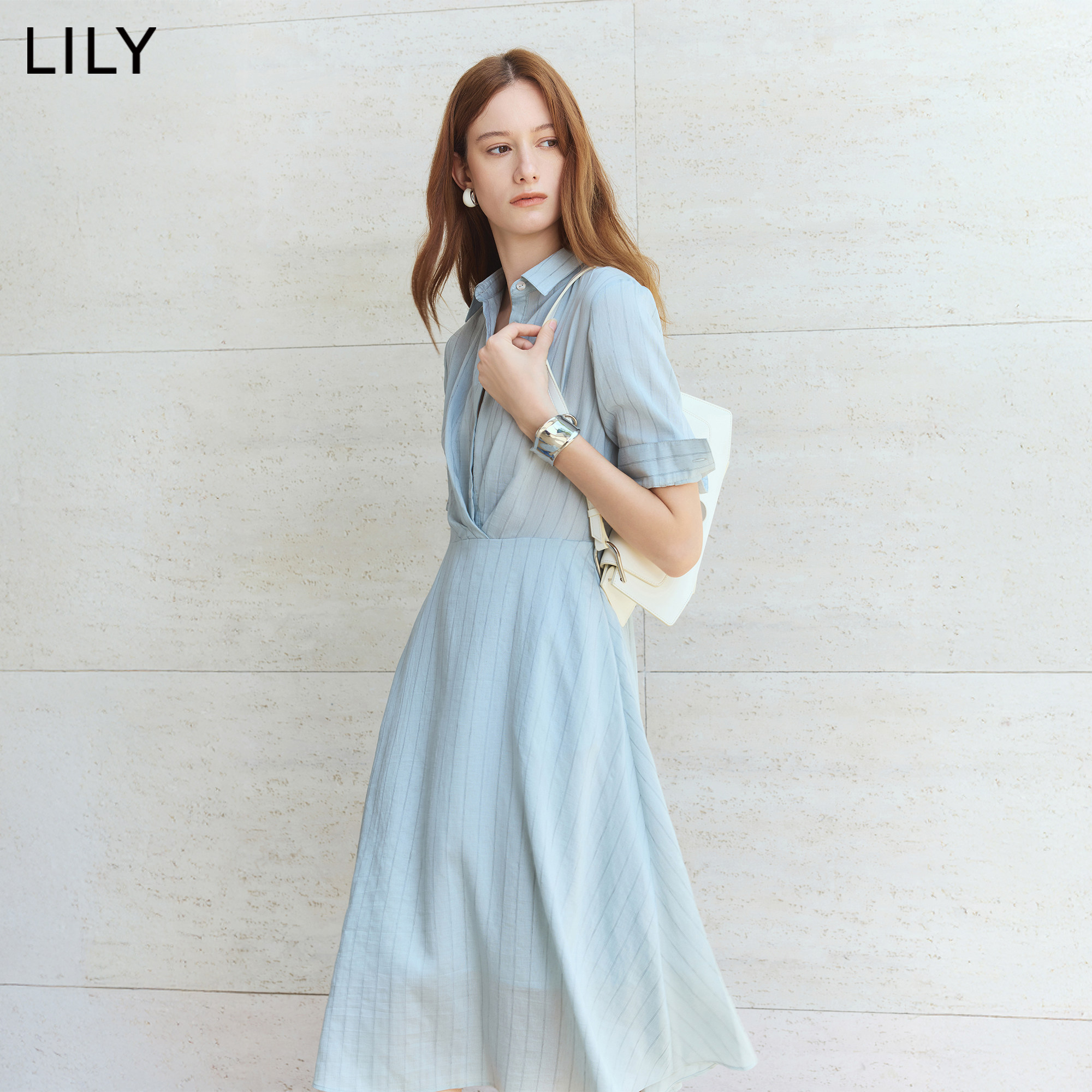 LILY2026夏新款简约竖条纹翻领中袖收腰休闲气质通勤浅色连衣裙女
