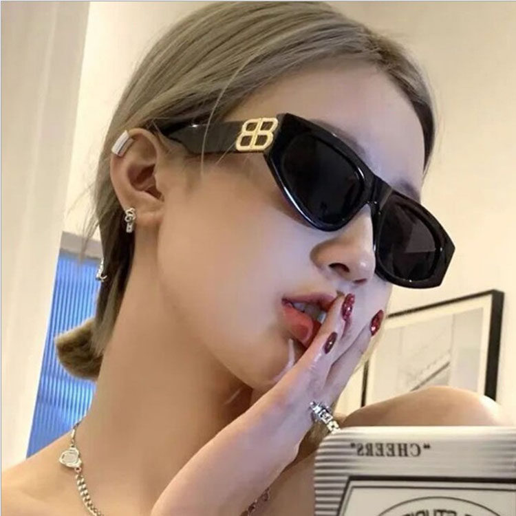 辣妹墨镜欧美风潮女沙滩海边高级感ins黑框小脸复古街拍太阳眼镜