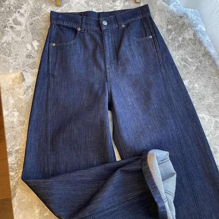 巨港风~皮标高腰斜裁直筒牛仔裤