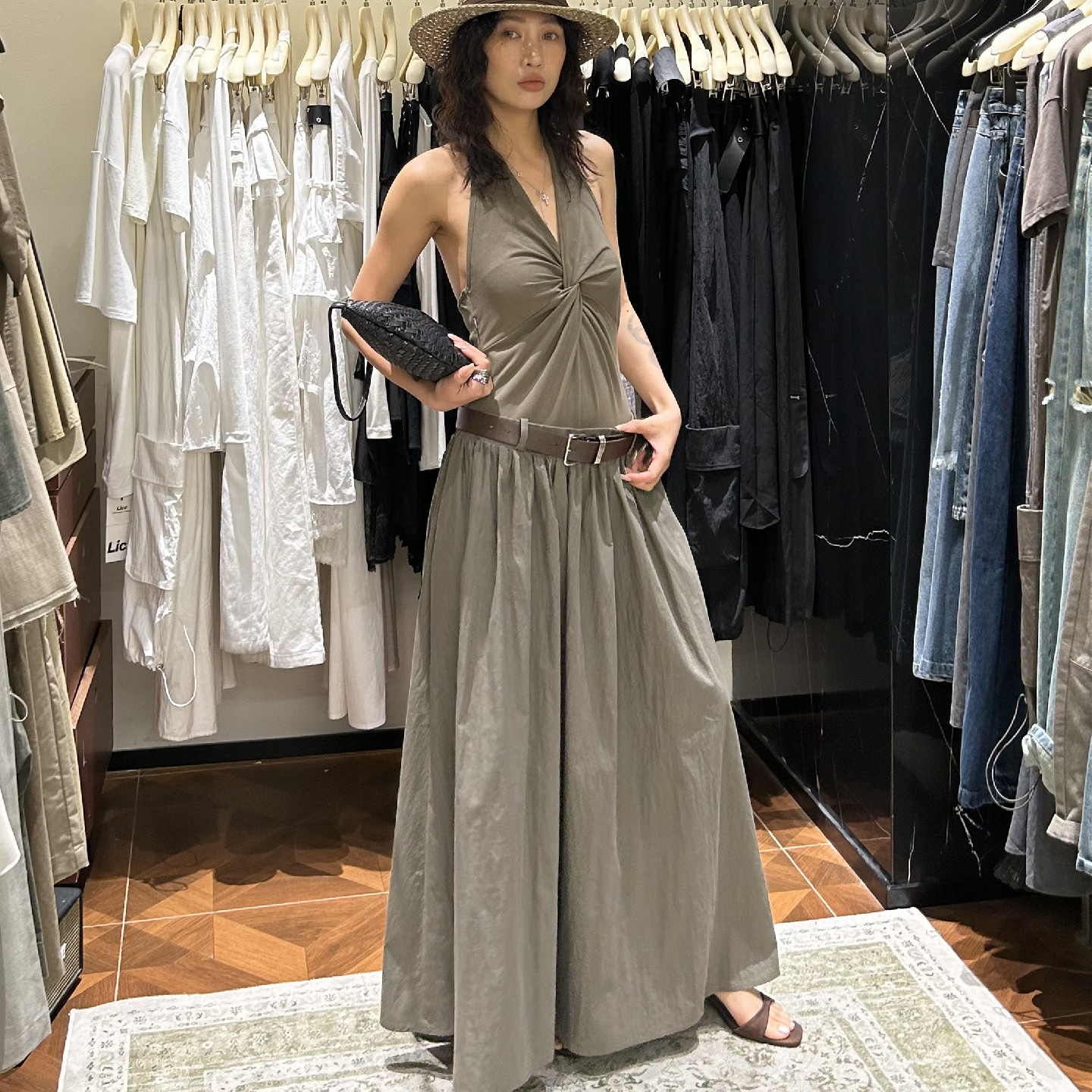 V领挂脖拼接百折半身连衣裙 2026时尚显瘦长裙