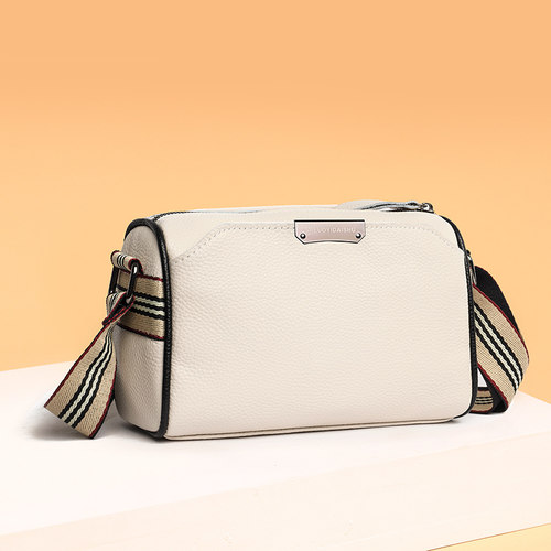 新款时尚百搭三层软皮单肩斜挎包