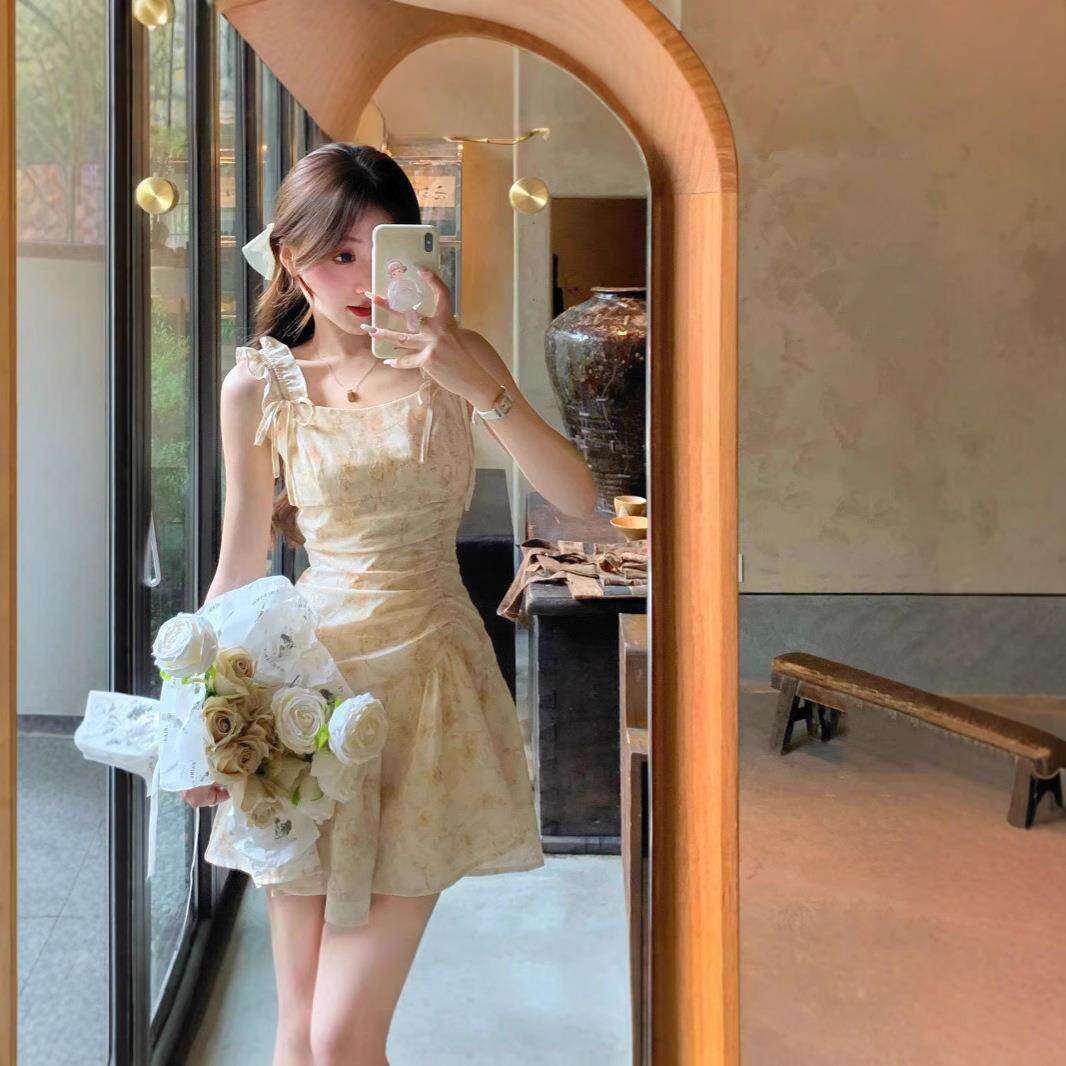 黄色碎花连衣裙女2026年夏季新款小个子a字吊带裙休闲百搭短裙子