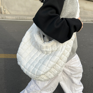 新款 菱格单肩包大容量百搭斜挎包 秋冬云朵包包女褶皱大包个性