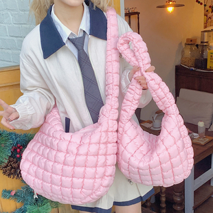 云朵泡泡包秋冬新款褶皱斜挎包韩版大容量通勤包学生上课单肩包包