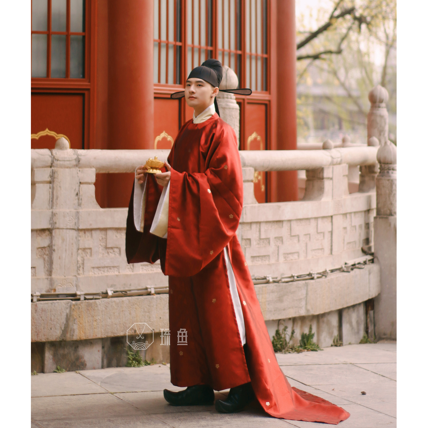 贵气红色晚唐曳地圆领袍织金小花