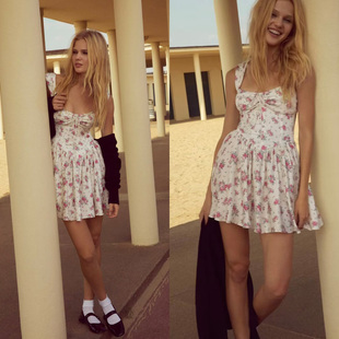 田园碎花方领绑带美背收腰甜美度假吊带裙春夏新款休闲短款连衣裙