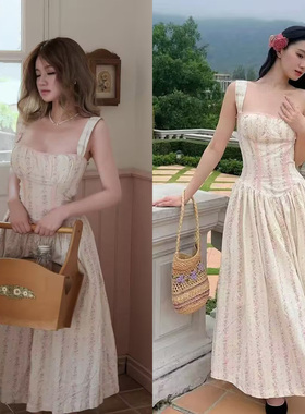 玫瑰庄园 法式浪漫田园风褶皱收腰甜美蕾丝拼接碎花吊带裙大长裙