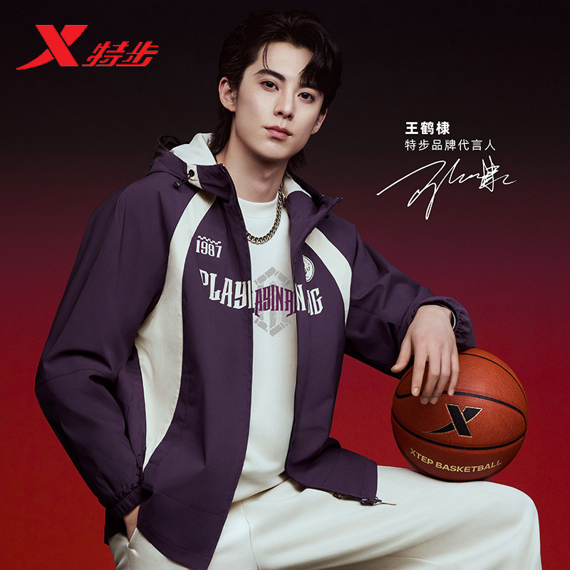 特步外套男款冲锋衣2026春新款连帽运动休闲双层风衣974129150123