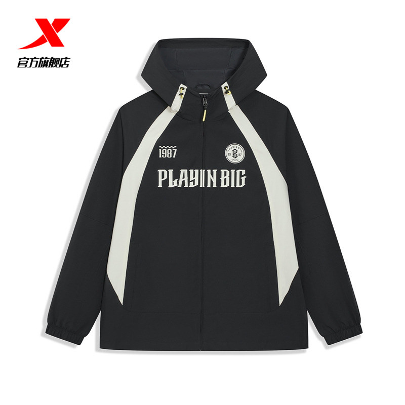 特步外套男款双层风衣2026春新款运动休闲连帽冲锋衣974129150123