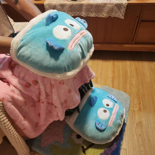 包邮ins日系卡通丑鱼汉顿毛绒暖手捂抱枕两用靠垫