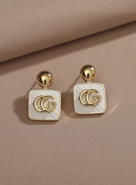 夏季新款小香风字母耳钉女法式气质耳环时尚名媛高级耳饰小众设计