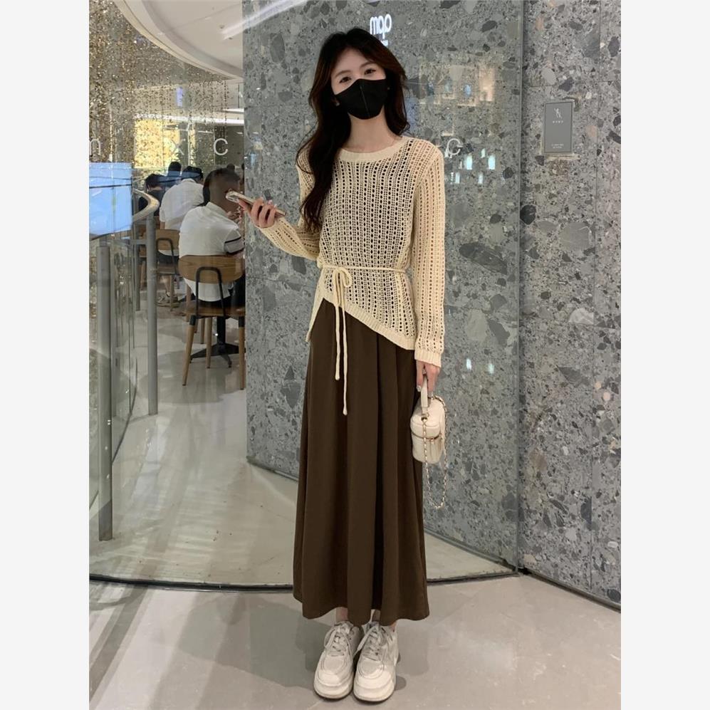 今年流行的漂亮套装初秋2024新款女装长袖镂空针织衫吊带裙两件套