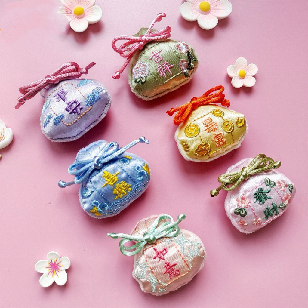 创意国风充棉荷包造型配饰精致古风布艺福袋胸针春日手工DIY装饰,饰品/流行首饰/时尚饰品新,其他DIY饰品配件,淘宝优惠券,粉丝福利购,淘宝优惠卷