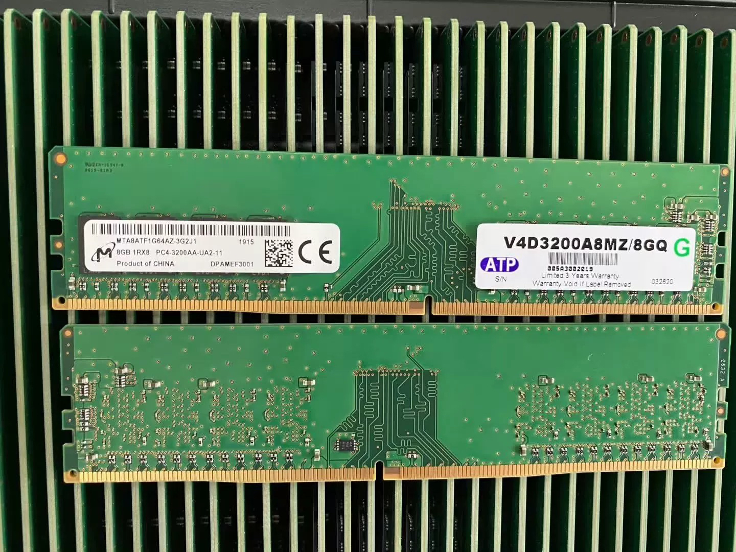 镁光 MTA8ATF1G64AZ-3G2J1 DDR4 8G 1RX8 PC4-3200AA台式机内存