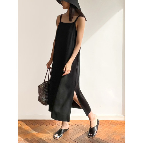 黑色素雅吊带宽松连衣裙